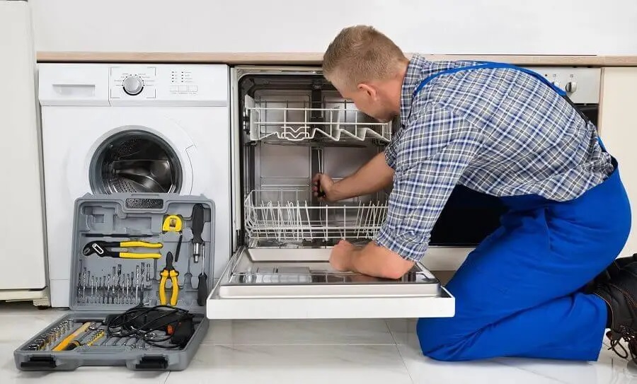 Arifiye Siemens servisi teknisyen ekibi beyaz eşya tamiri yaparken